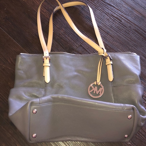 Michael Kors Handbags - Like new. Never carried. Michael Kors purse.